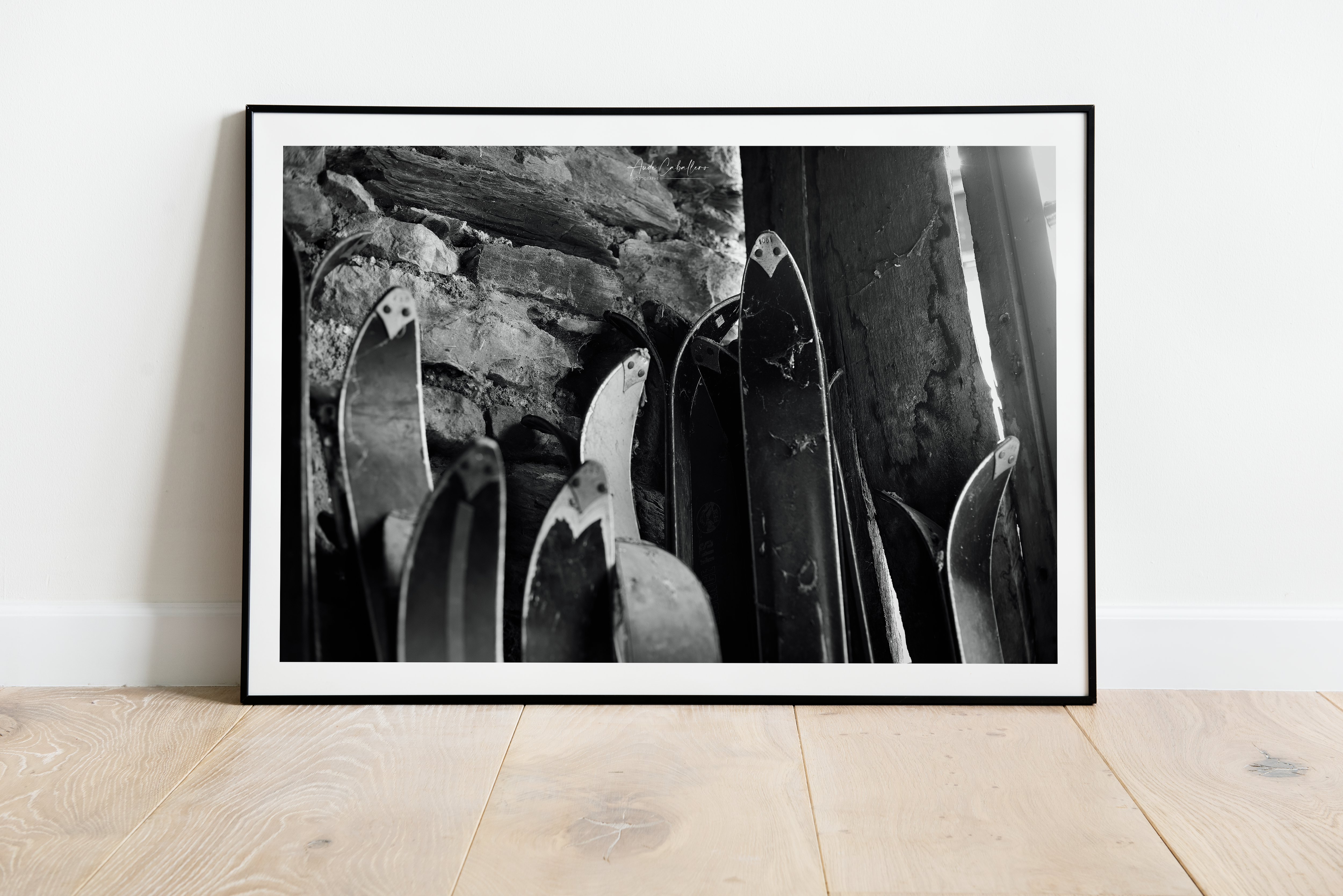 Les paires de skis dans un grenier